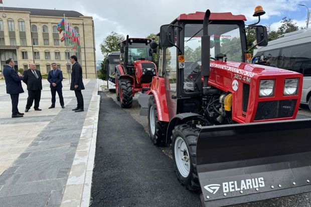 Aleksandr Lukaşenko Şuşaya traktor bağışlayıb