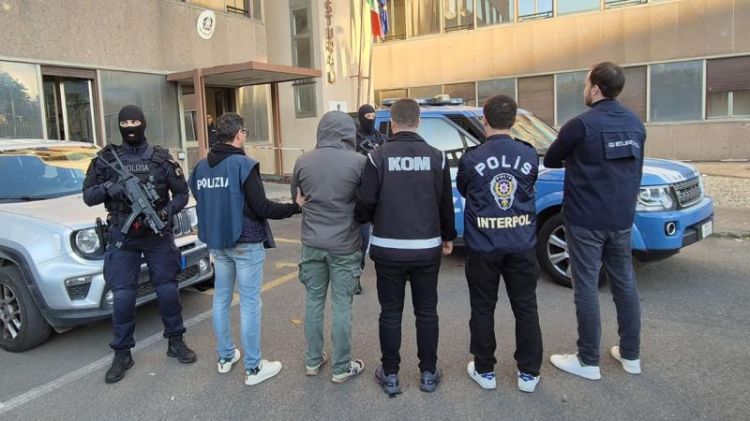 Türkiyə tərəfindən qırmızı bülletenlə axtarılan şəxs İtaliyada tutulub Türkiyə tərəfindən qırmızı bülletenlə axtarılan şəxs İtaliyada tutulub