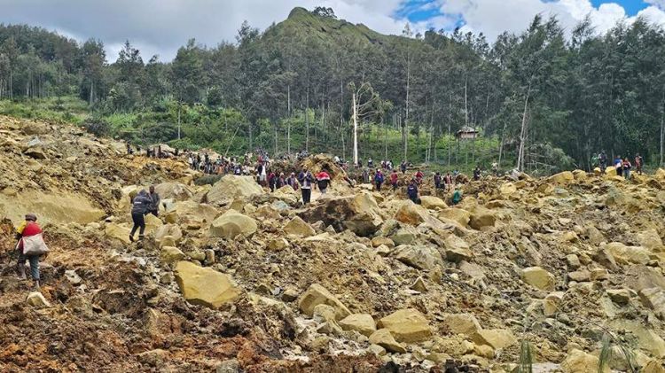 Yeni Qvineyada torpaq sürüşməsi nəticəsində dağıntılar altında 2 mindən çox insan tapılıb