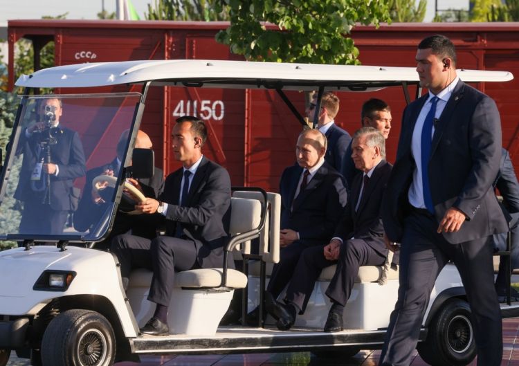 Putin Daşkənddə mini-elektrik avtomobili sürdü - VİDEO