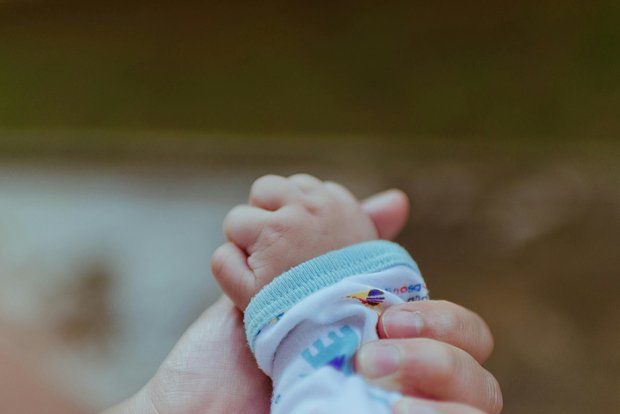 Körpə ayaqlar yerinə balıq quyruğu ilə doğulub Körpə ayaqlar yerinə balıq quyruğu ilə doğulub