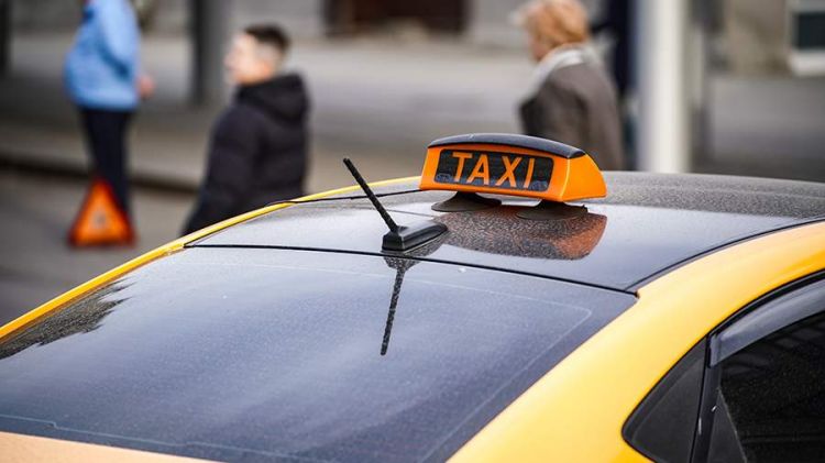 Taksi sürücüsü güzgüyə görə tapançaya əl atmağa məcbur oldu -  VİDEO Taksi sürücüsü güzgüyə görə tapançaya əl atmağa məcbur oldu -  VİDEO