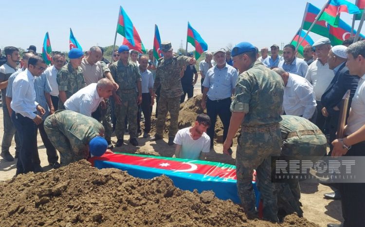 Saatlıda Birinci Qarabağ müharibəsinin şəhidi Namiq Cəfərov dəfn edilib - FOTO - Yenilənib Saatlıda Birinci Qarabağ müharibəsinin şəhidi Namiq Cəfərov dəfn edilib - FOTO - Yenilənib