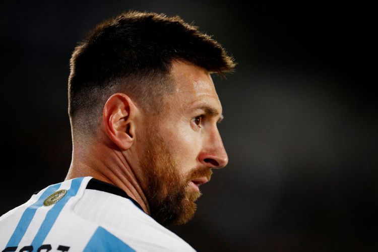 Messi onu futbol oynamağa qoymayan qonşularından danışıb