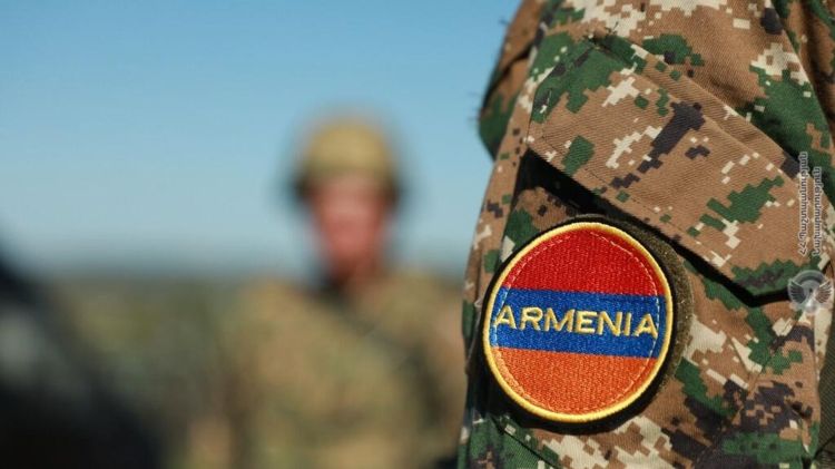 Ermənistanda iki hərbçi bıçaqlanıb