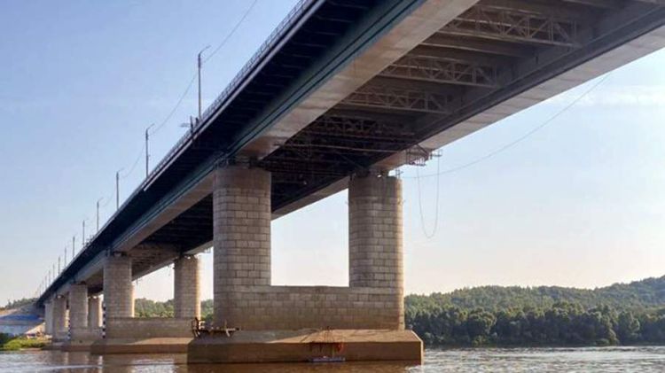 Rusiyada iki fəhlə körpüdən çaya düşüb, tapılmayıblar Rusiyada iki fəhlə körpüdən çaya düşüb, tapılmayıblar