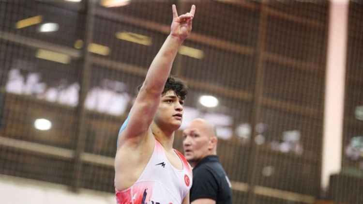 Avropa çempionu oldu, qələbəsini “bozqurd" işarəsi ilə qeyd etdi Avropa çempionu oldu, qələbəsini “bozqurd" işarəsi ilə qeyd etdi