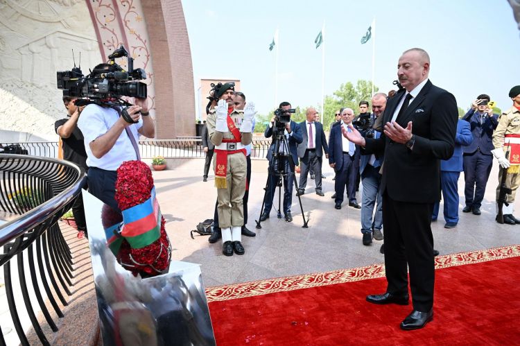 İlham Əliyev İslamabadda milli abidəni ziyarət edib - FOTO