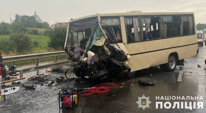 Ukraynada avtobus qatarla toqquşub: ölənlər və yaralananlar var - FOTO Ukraynada avtobus qatarla toqquşub: ölənlər və yaralananlar var - FOTO