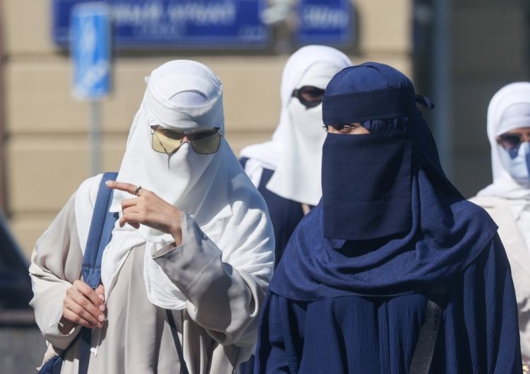 Peskov niqab qadağasından danışdı: “Müsəlmanlar arasında böyümüşəm”