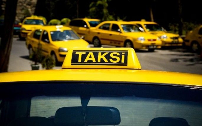 Taksi sürücüsü ilə sərnişinlər arasında insident: Telefonu oğurlayıb söyüş söydülər -  VİDEO