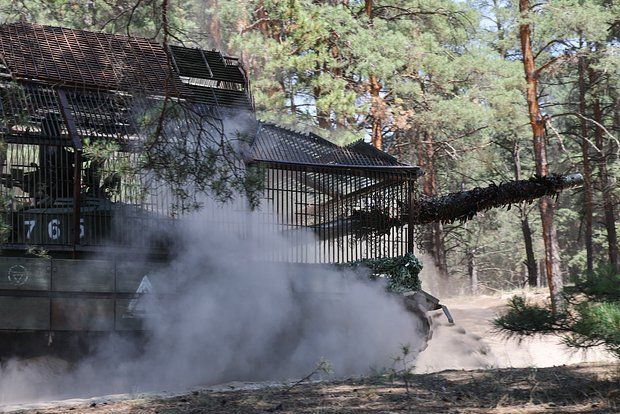 Rusiyada tank içərisində 73 yaşlı təqaüdçünün olduğu “Niva”nı əzib