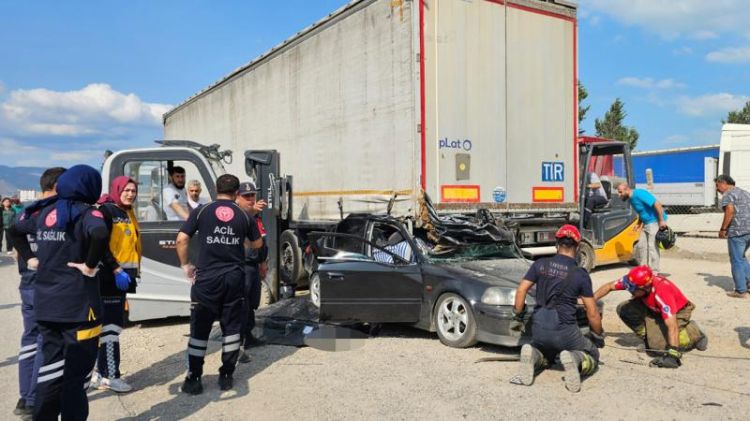 Türkiyədə idarəetmədən çıxan avtomobil yük maşınının altına düşdü: 2 ölü