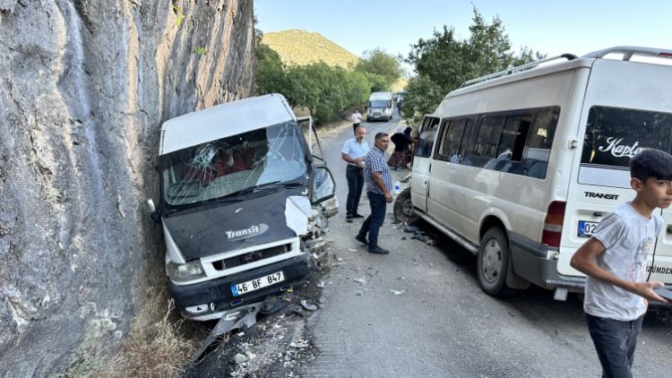 Türkiyədə iki mikroavtobus toqquşub: 13 yaralı