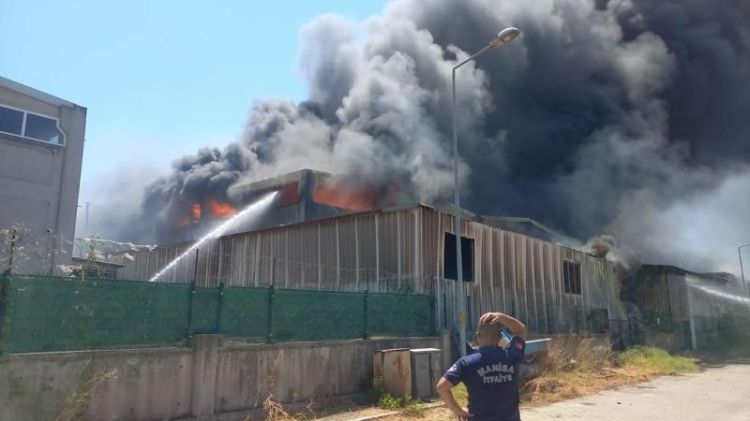 Türkiyədə fabrik yanğını: Müdaxilə davam edir