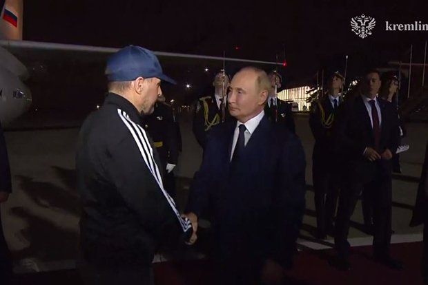 Mübadilə ilə azad edilən rusiyalıları daşıyan təyyarə Moskvaya çatdı -  Putin qarşıladı