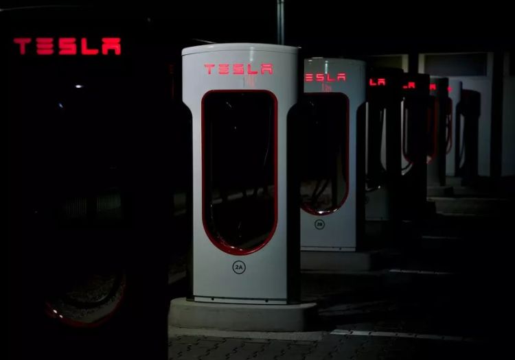 "Tesla" “Evject” enerji doldurma satnsiyalarını məhkəməyə verəcək