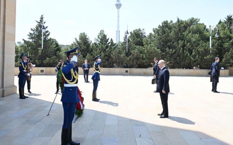 Vladimir Putin Bakıda Şəhidlər Xiyabanını ziyarət edib