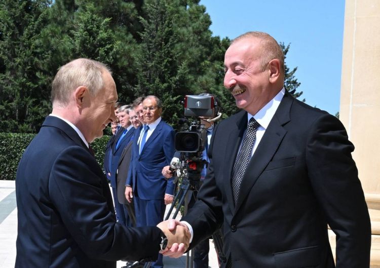 Rusiya KİV: Putin və Əliyev qucaqlaşaraq sağollaşdılar