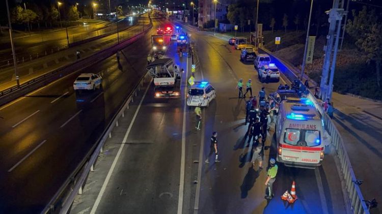 İstanbulda polisdən qaçan yük maşını qəza törətdi: 5 yaralı