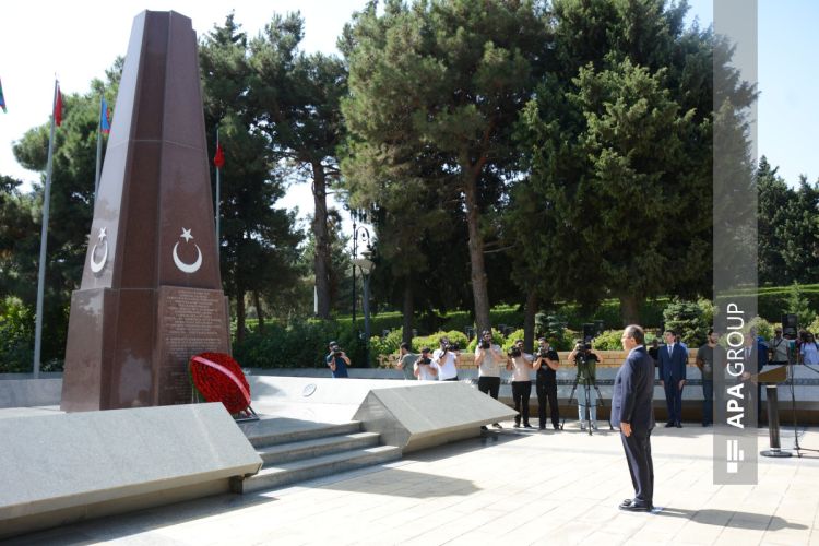 Türkiyənin Zəfər Bayramı münasibətilə Türk şəhidliyi ziyarət edilib - FOTO