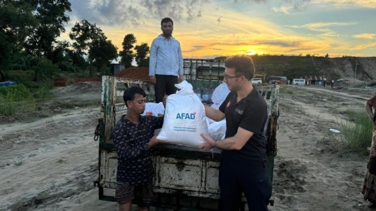 Seldən zərər çəkən Banqladeşə Türkiyədən yenidən humanitar yardım göndərilib Seldən zərər çəkən Banqladeşə Türkiyədən yenidən humanitar yardım göndərilib