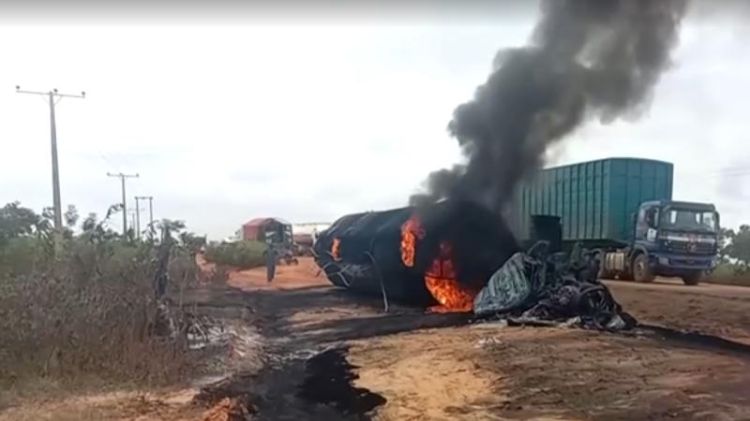 Nigeriyada yanacaq tankeri sərnişin daşıyan yük maşını ilə toqquşub: 48 ölü Nigeriyada yanacaq tankeri sərnişin daşıyan yük maşını ilə toqquşub: 48 ölü