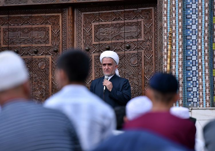 Tacikistanın Baş müftisinə namaz vaxtı soyuq silahla  hücum edilib