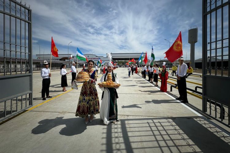 14 illik gərginlikdən sonra Özbəkistan-Qırğızıstan sərhədində keçid məntəqəsi açıldı