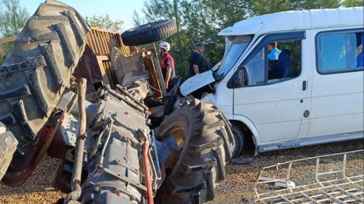 Türkiyədə mikroavtobus traktora çırpıldı: 12 yaralı  Türkiyədə mikroavtobus traktora çırpıldı: 12 yaralı