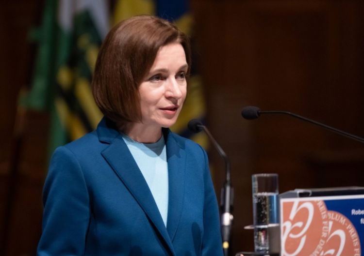 Moldova prezidenti canlı efir zamanı pis vəziyyətə düşüb - VİDEO  Moldova prezidenti canlı efir zamanı pis vəziyyətə düşüb - VİDEO