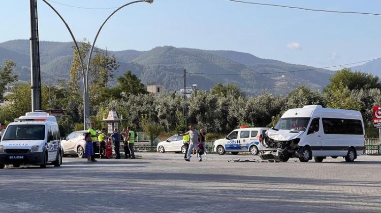 Türkiyədə minik avtomobili ilə məktəb avtobusu toqquşub: Yaralılar ver