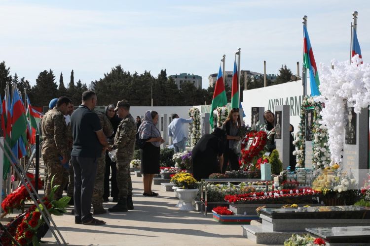 Antiterror əməliyyatlarında şəhid olan hərbi qulluqçuların məzarları ziyarət olunur - FOTO