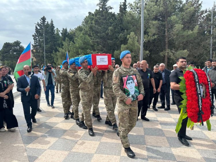 Sumqayıtda Birinci Qarabağ müharibəsi şəhidinin nəşinin qalıqları torpağa tapşırılıb - FOTO