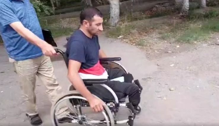 Ata mina partlaması nəticəsində ayaqlarını itirən oğlu üçün avtomobil düzəldib -  VİDEO Ata mina partlaması nəticəsində ayaqlarını itirən oğlu üçün avtomobil düzəldib -  VİDEO