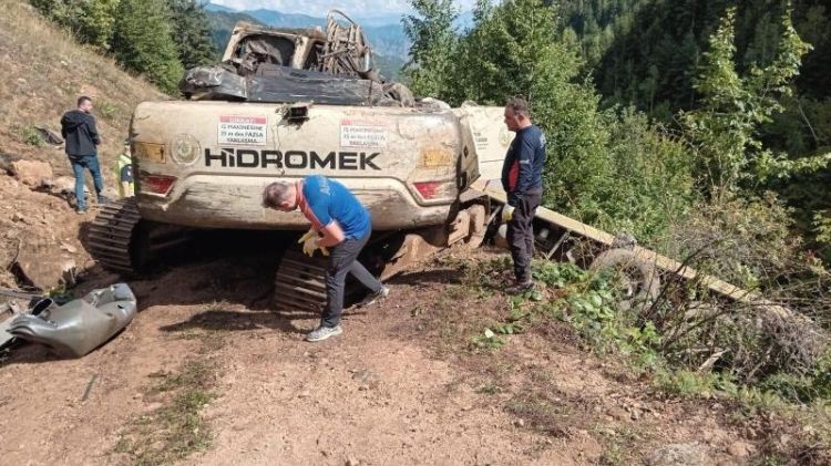 Türkiyədə tikinti texnikası daşıyan yük maşını uçuruma yuvarlanıb: 2 ölü Türkiyədə tikinti texnikası daşıyan yük maşını uçuruma yuvarlanıb: 2 ölü
