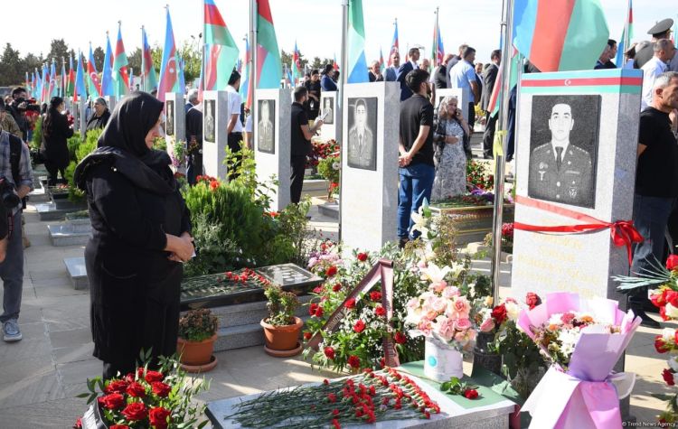 Azərbaycan xalqı qəhrəman şəhidlərini anır - FOTO