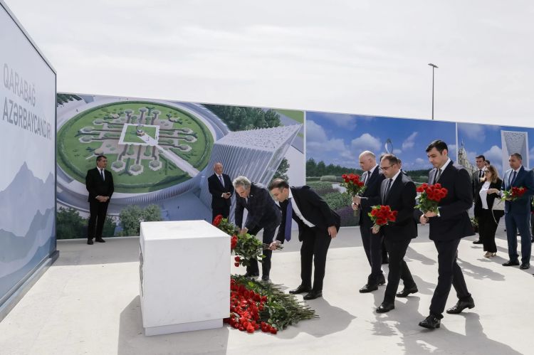 Nazirliyin kollektivi Bakıda Zəfər parkında olub - FOTO