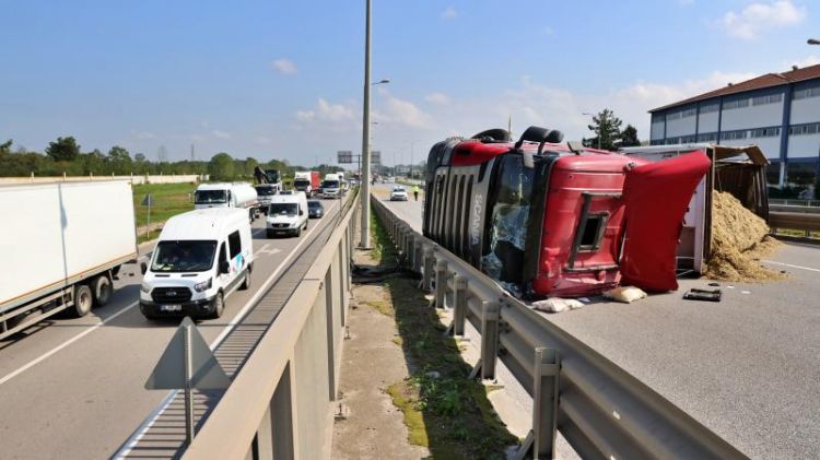 Arı sancması qəzaya səbəb oldu: Aşan yük maşını 50 metr sürükləndi