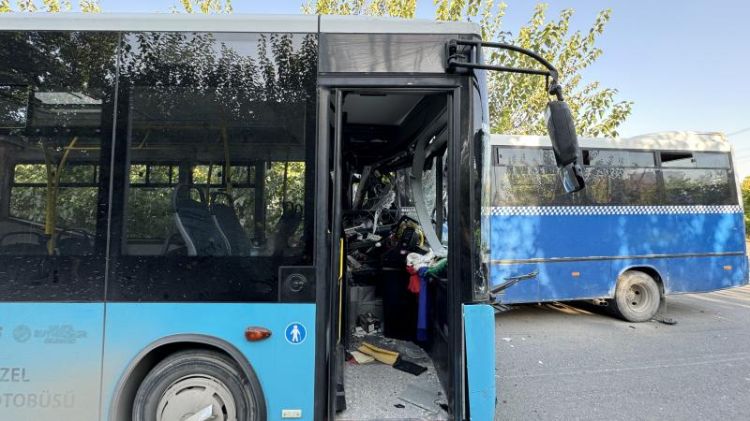 Türkiyədə məktəbli avtobusu ilə avtobus toqquşub