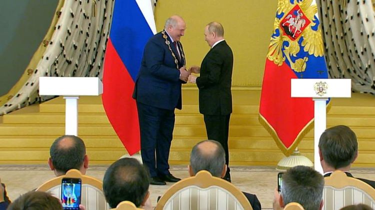 Putin Lukaşenkoya orden verdi - VİDEO Putin Lukaşenkoya orden verdi - VİDEO
