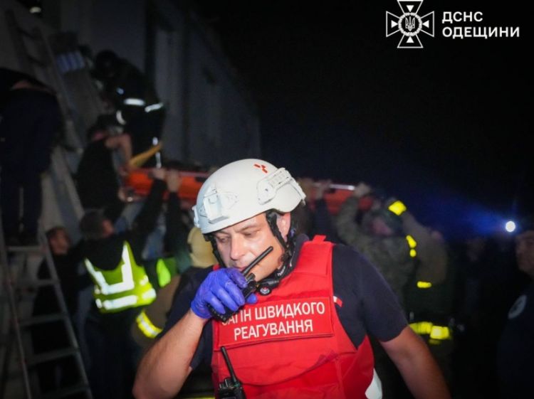 Rusiya Odessaya raketlərlə zərbə endirib: insanlar dağıntılar altındadır, ölənlər var - FOTO - VİDEO