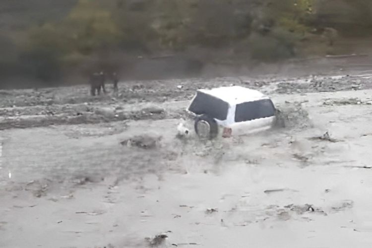 Azərbaycanda müəllimləri daşıyan maşını sel apardı - VİDEO