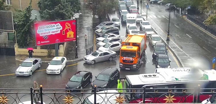 Nəqliyyat sistemimiz niyə hər yağışda "yolda qalır"? -  AÇIQLAMA