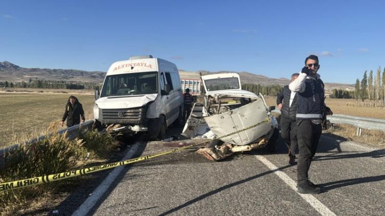 Sivasda mikroavtobusla minik avtomobili toqquşub:  Ölən və yaralananlar var