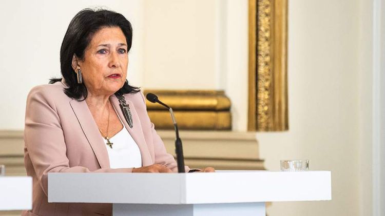 Zurabişvili seçkilərdən sonra onu impiçment və həbs təhlükəsinin gözlədiyini etiraf edib Zurabişvili seçkilərdən sonra onu impiçment və həbs təhlükəsinin gözlədiyini etiraf edib
