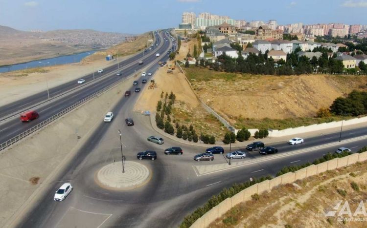 Lökbatan yoluna qaya parçaları uçdu: Uzun tıxac yaranıb