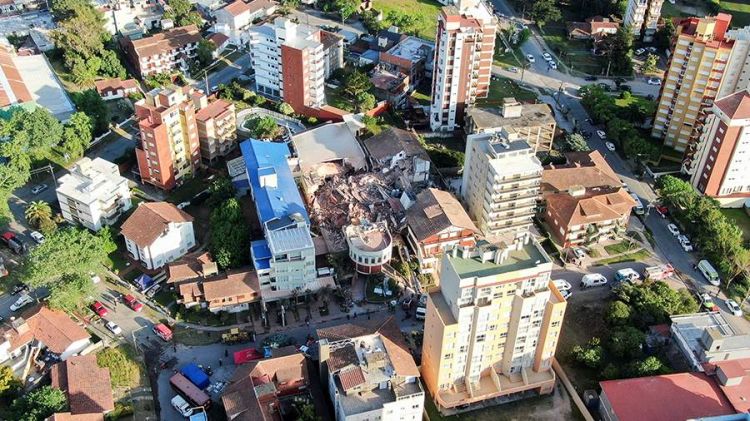 Argentinada çökən otelin dağıntıları altında 9 nəfər qalıb - VİDEO Argentinada çökən otelin dağıntıları altında 9 nəfər qalıb - VİDEO