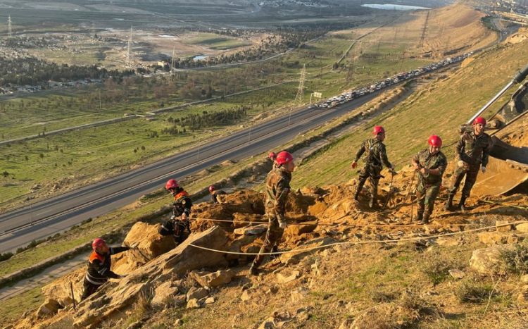 Badamdarda uçqun riski olan qaya parçaları ərazidən götürülüb - FOTO/VİDEO