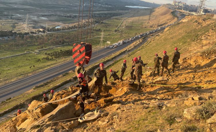 FHN: Bakı Kənar Dairəvi yoluna doğru uçqun təhlükəsi aradan qaldırılıb -  VİDEO - YENİLƏNİB